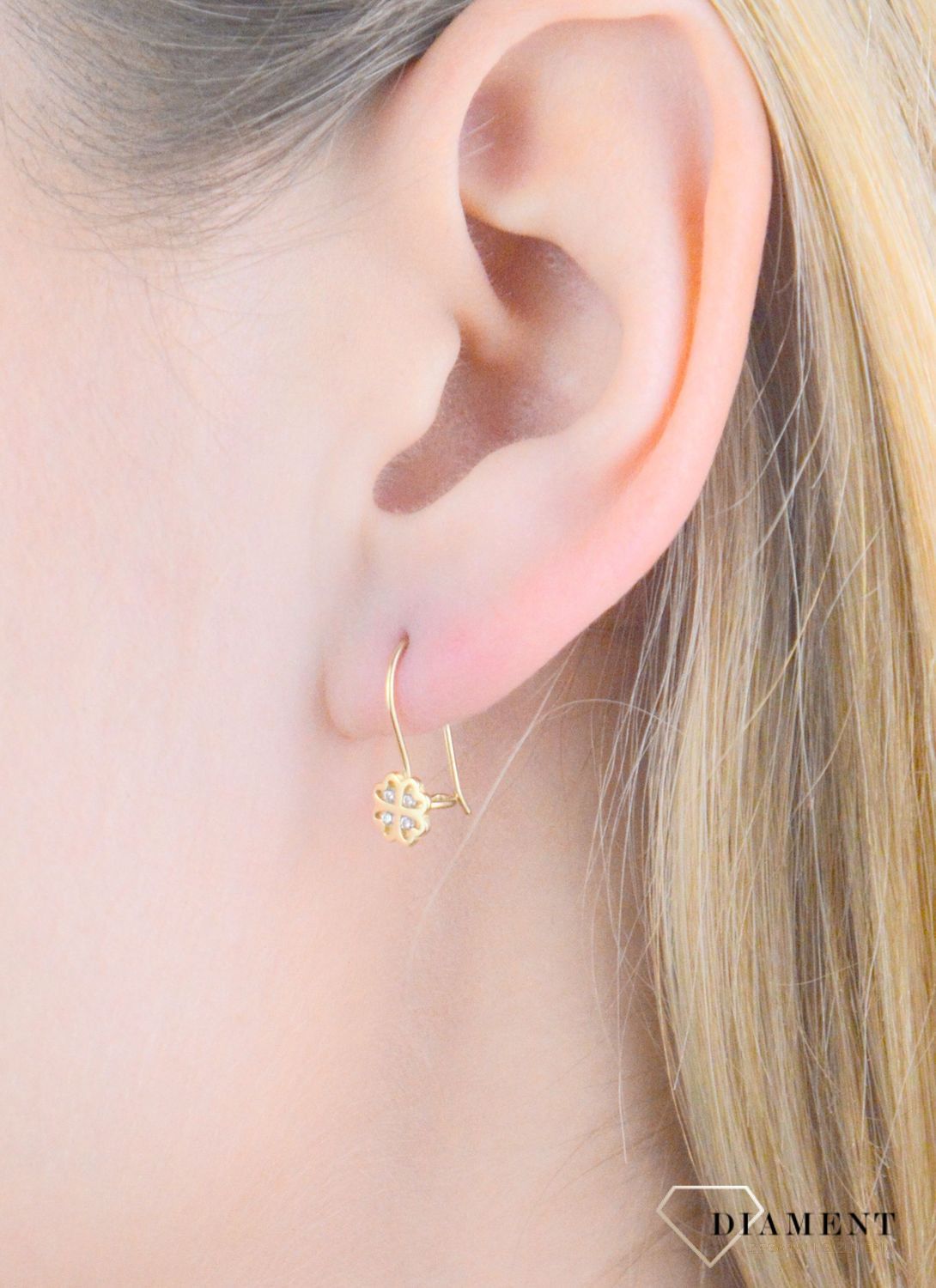 Kolczyki złote dziecięce koniczynki z cyrkoniami próba 375, KL 9274A 375 Złote kolczyki próby 375 wiszące koniczynki, ozdobione cyrkoniami. Złote kolczyki wykonane z wysokiej jakości żółtego złota, próba 375. Kolczyki w mini (1).jpg